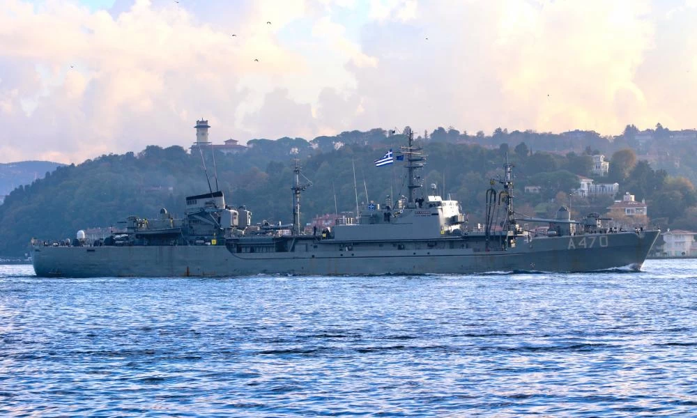 Πλοίο του ΠΝ διέρχεται τον Βόσπορο - Η γαλανόλευκη κυματίζει περήφανη